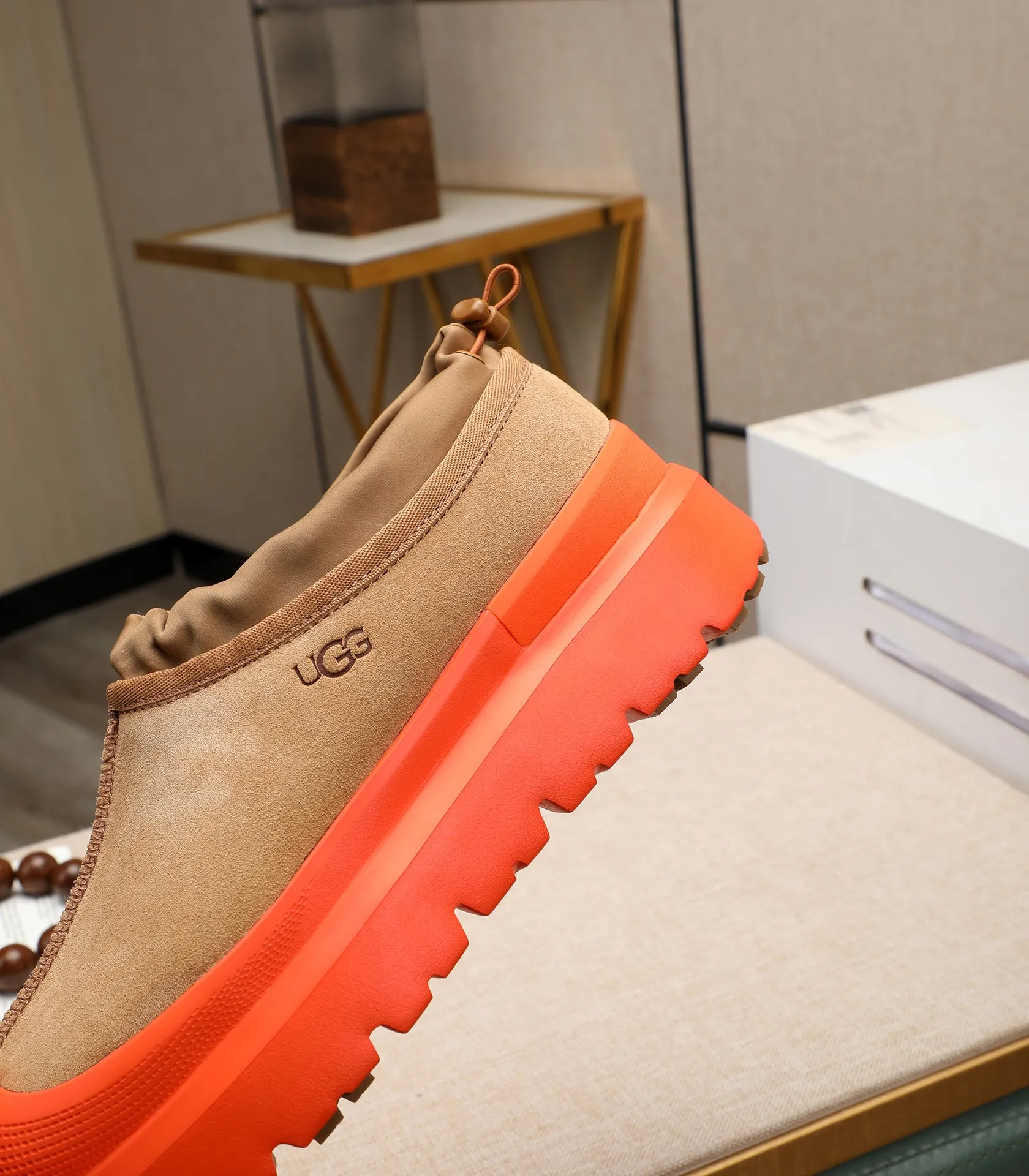 Men's shoes 💰540 (same style for men and women) Please pay attention to the quality of the original order and compare the thickness of the wool 🏮🏮The popular UGG is from Australia's warm luxury brand men's shoes, the official website is synchronized, Beckham men's style..., made of imported first-layer waxed cowhide, waxed toe cap, Australian real wool velvet lining Carefully sewn...Imported rubber Martin boots outsoles (comfortable, soft and wear-resistant). I really like the quality..Exquisite workmanship. You won't be able to put it down at first sight. Sizes 35-44